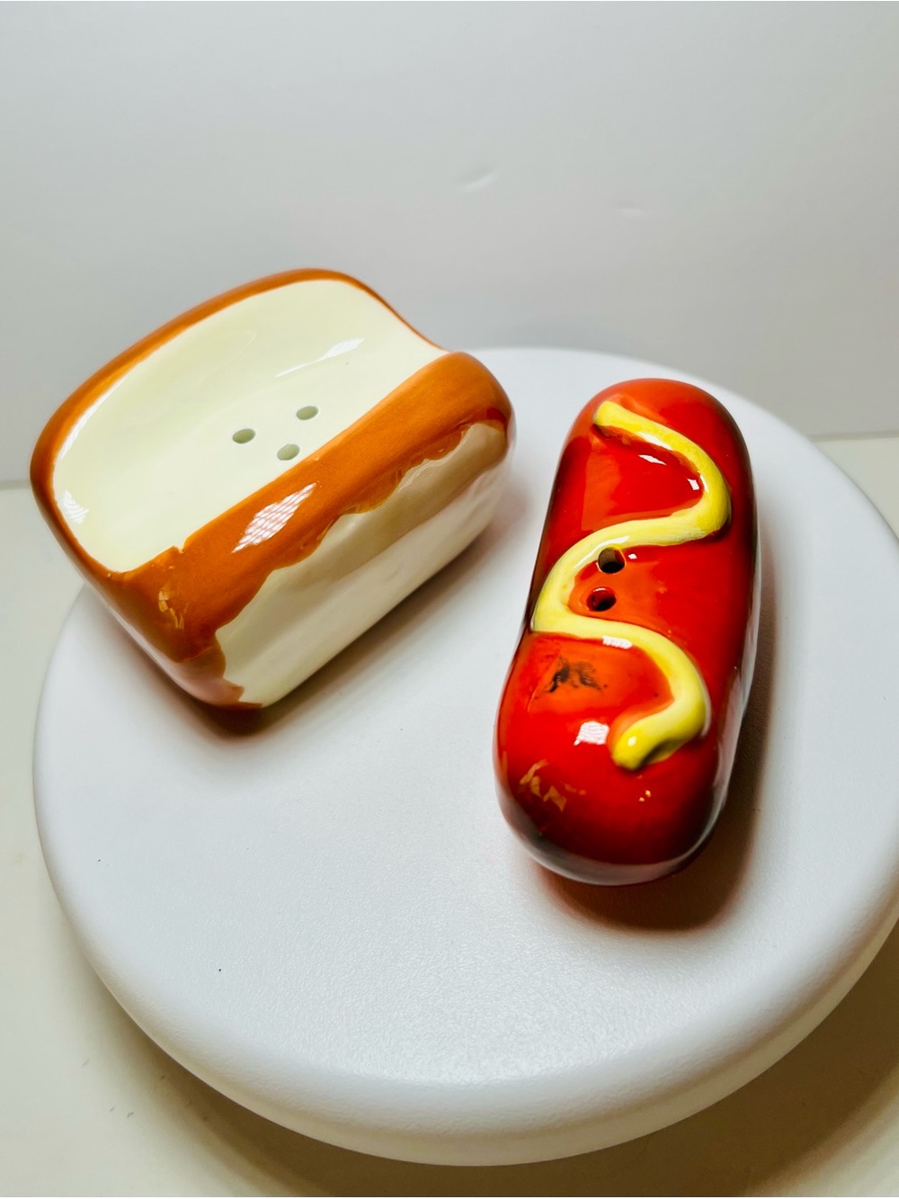 Ceramic Hot Dog In Bun Salt and Pepper Shakers Mustard BBQ Grilled - Picture 5 of 7